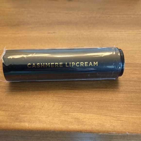 fmg Cashmere Lipcream - color is True Red - Picture 4 of 5